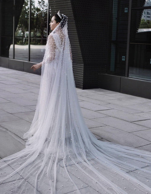 Load image into Gallery viewer, Luxury Heavy Industry Bridal Pearl Veil
