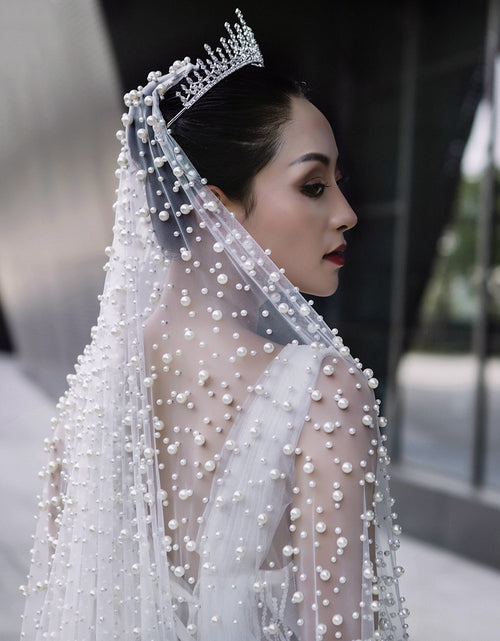 Load image into Gallery viewer, Luxury Heavy Industry Bridal Pearl Veil
