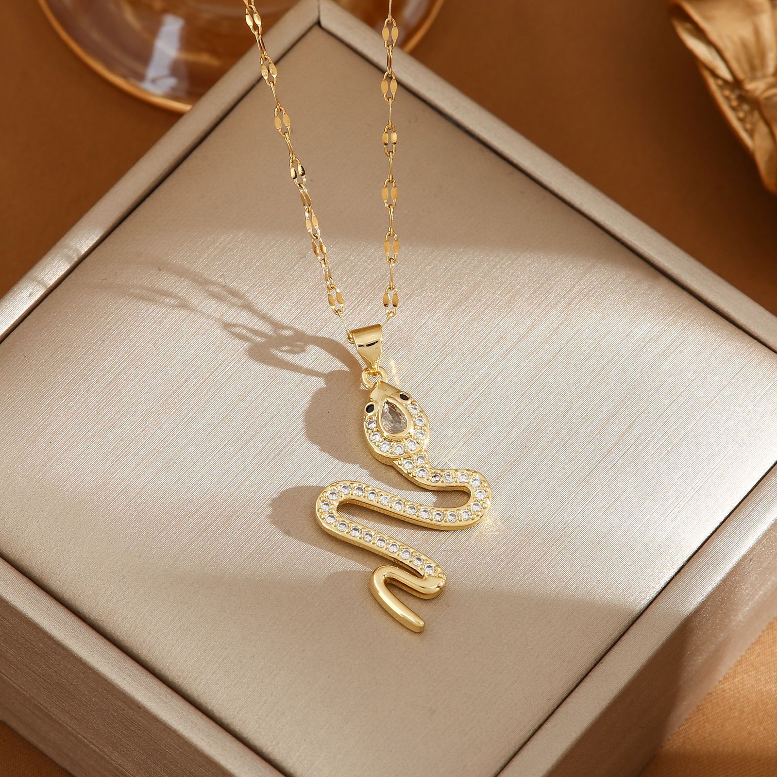 Fashion Personality Snake Necklace With Rhinestone Design Creative Sweater Chain Fall Winter Women's Clavicle Chain Jewelry 2668south